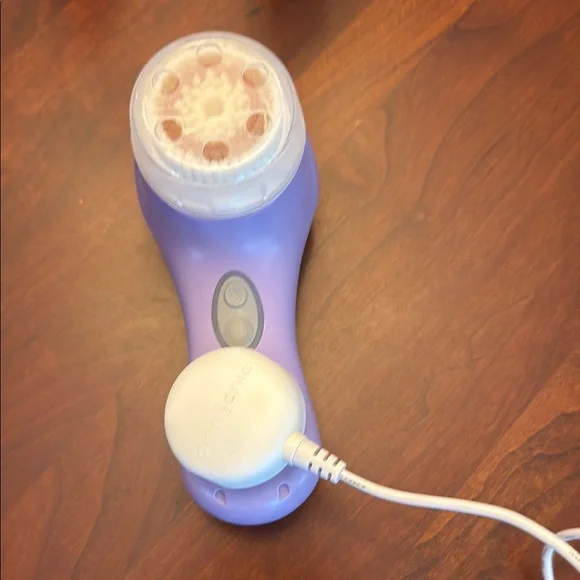 NIB Clarasonic Mia 2 With Extra Brush Heads and Cleansers - Picture 10 of 12